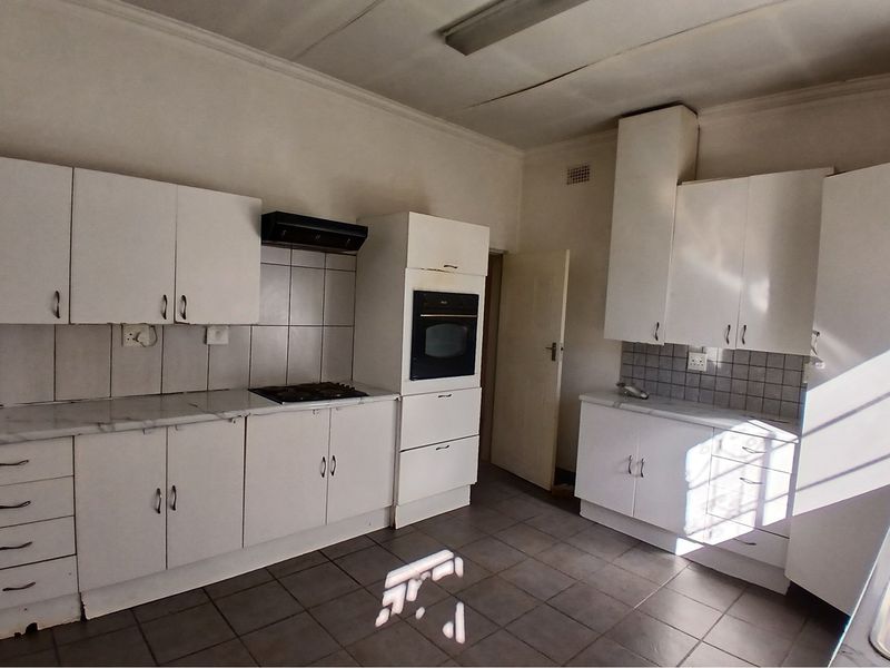 3-bedroom house with an additional 1-bedroom cottage is available for sale - Photo 8