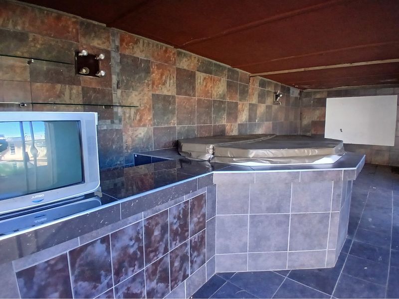 3-bedroom house with an additional 1-bedroom cottage is available for sale - Photo 7