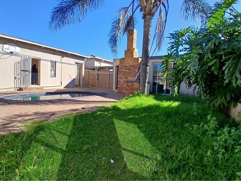 3-bedroom house with an additional 1-bedroom cottage is available for sale - Photo 3