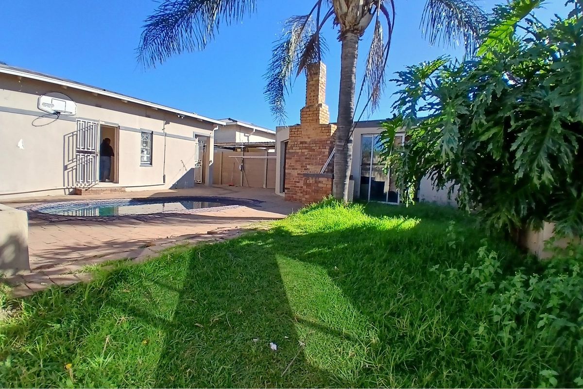 3-bedroom house with an additional 1-bedroom cottage is available for sale - Photo 3