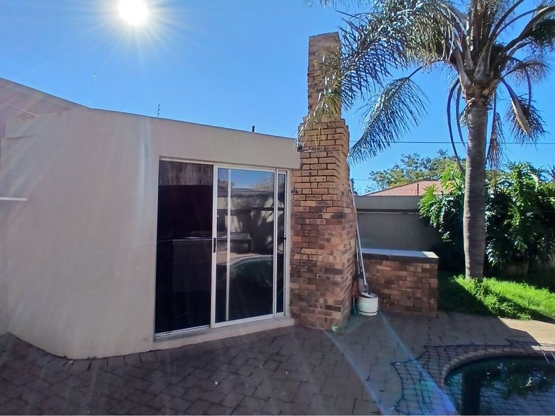 3-bedroom house with an additional 1-bedroom cottage is available for sale - Photo 6
