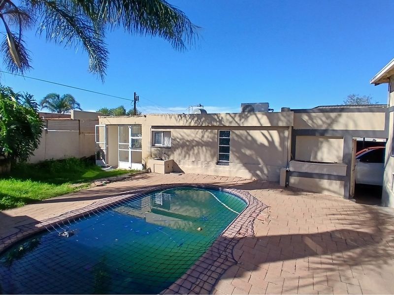 3-bedroom house with an additional 1-bedroom cottage is available for sale - Photo 5