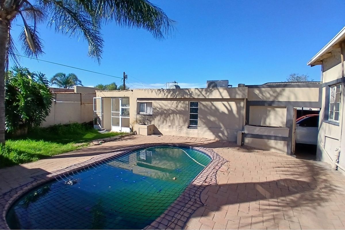 3-bedroom house with an additional 1-bedroom cottage is available for sale - Photo 5