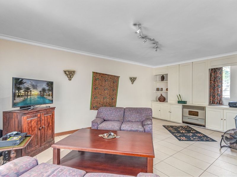 Video included! 3-level Townhouse with a fully functional and enclosed apartment, in Atholl! - Photo 10