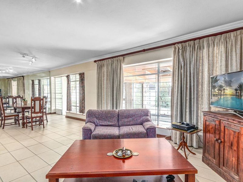 Video included! 3-level Townhouse with a fully functional and enclosed apartment, in Atholl! - Photo 9