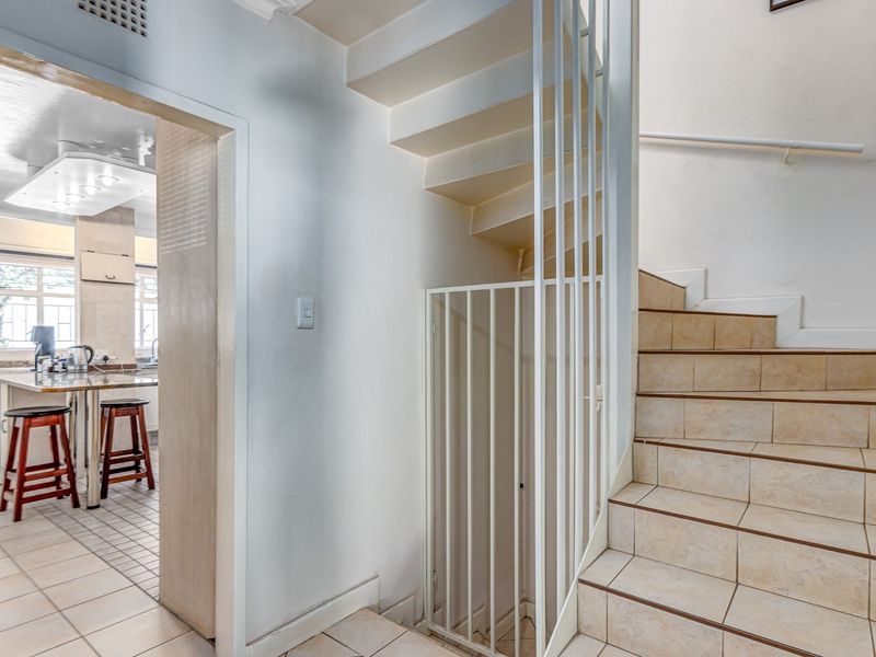 Video included! 3-level Townhouse with a fully functional and enclosed apartment, in Atholl! - Photo 8