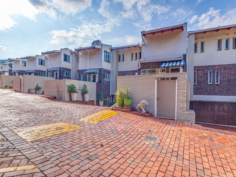 Video included! 3-level Townhouse with a fully functional and enclosed apartment, in Atholl! - Photo 4