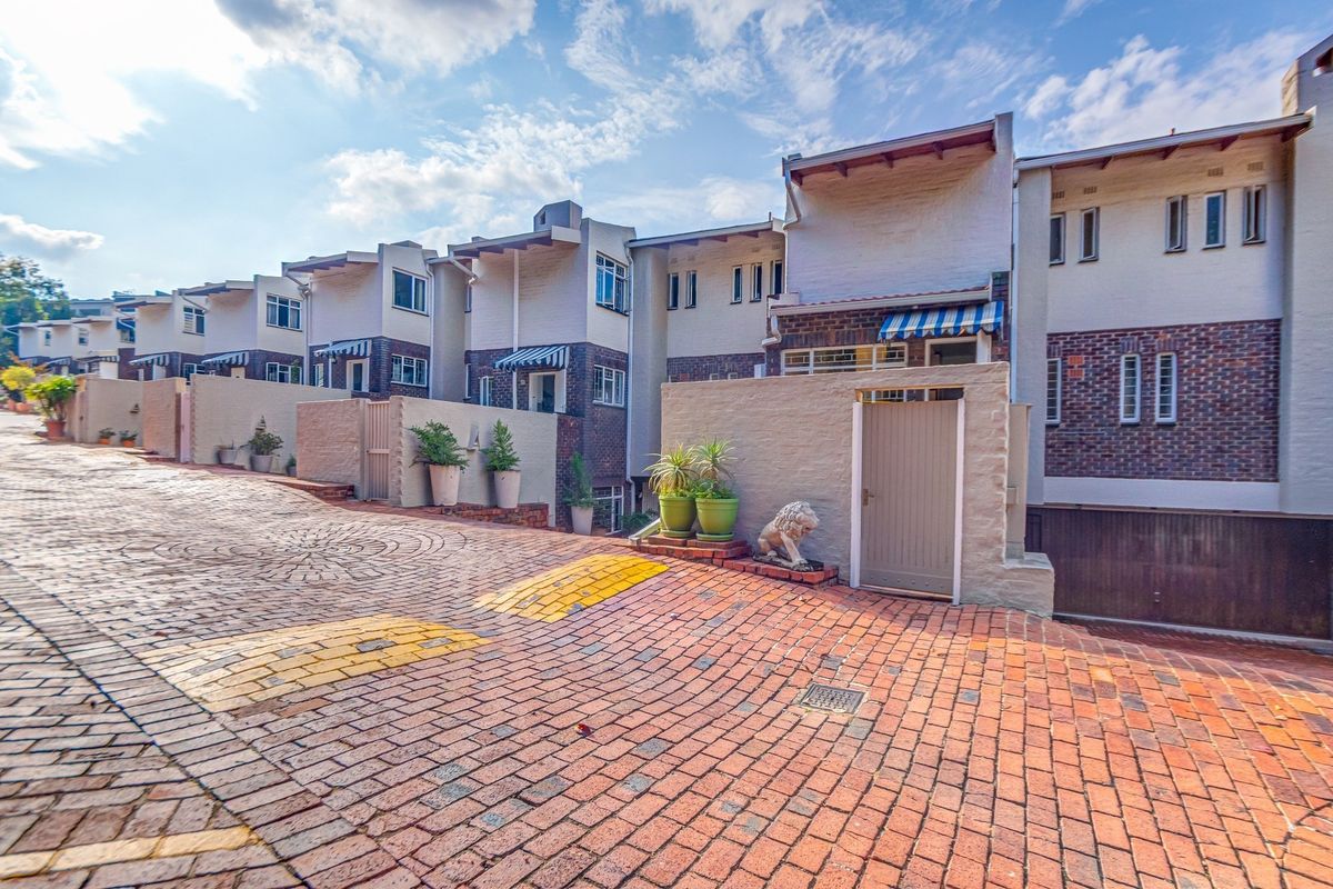 Video included! 3-level Townhouse with a fully functional and enclosed apartment, in Atholl! - Photo 4