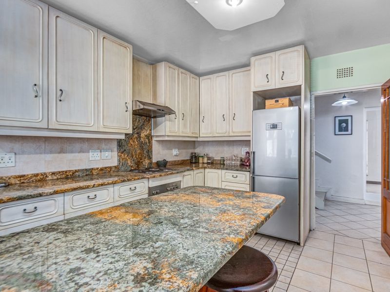 Video included! 3-level Townhouse with a fully functional and enclosed apartment, in Atholl! - Photo 6