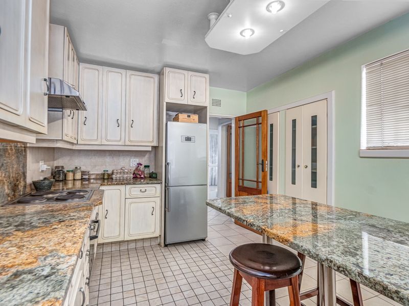 Video included! 3-level Townhouse with a fully functional and enclosed apartment, in Atholl! - Photo 7