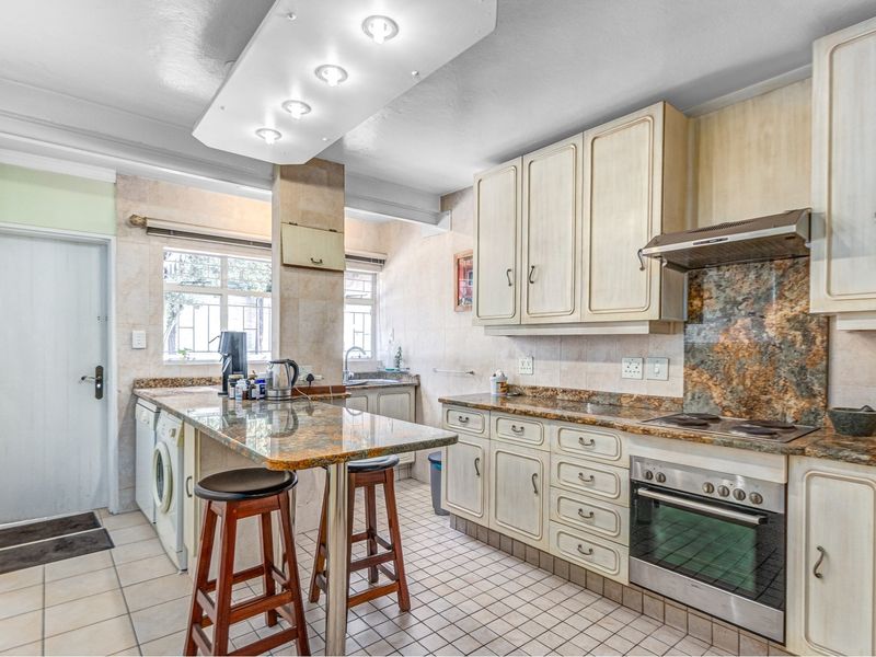 Video included! 3-level Townhouse with a fully functional and enclosed apartment, in Atholl! - Photo 5