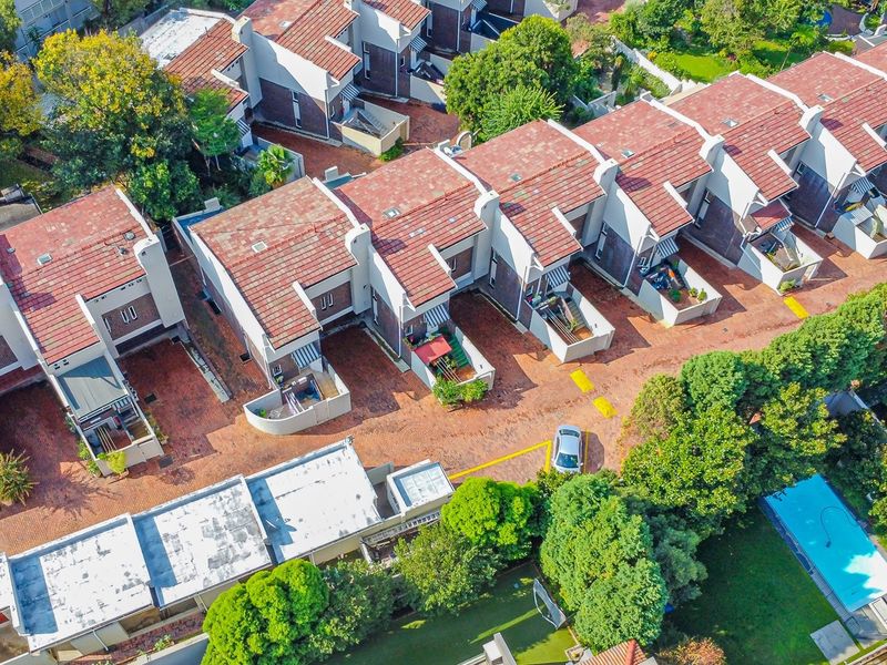 Video included! 3-level Townhouse with a fully functional and enclosed apartment, in Atholl! - Photo 3