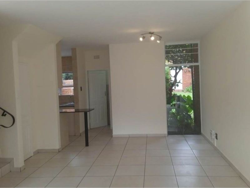 Lovely Three Bedroom Buplex Townhouse - Photo 2