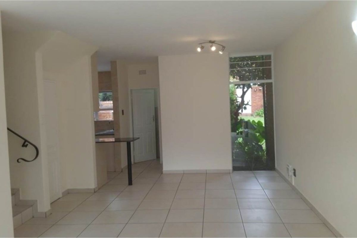 Lovely Three Bedroom Buplex Townhouse - Photo 2