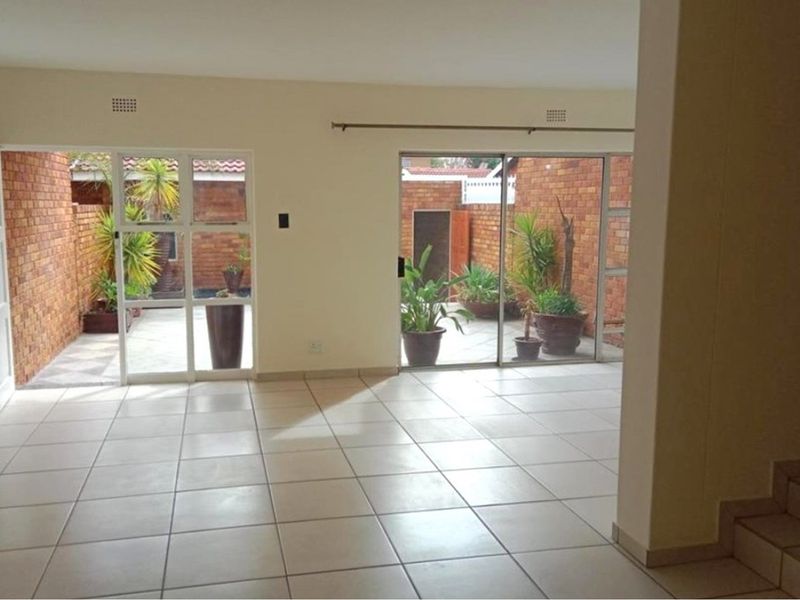 Lovely Three Bedroom Buplex Townhouse - Photo 9