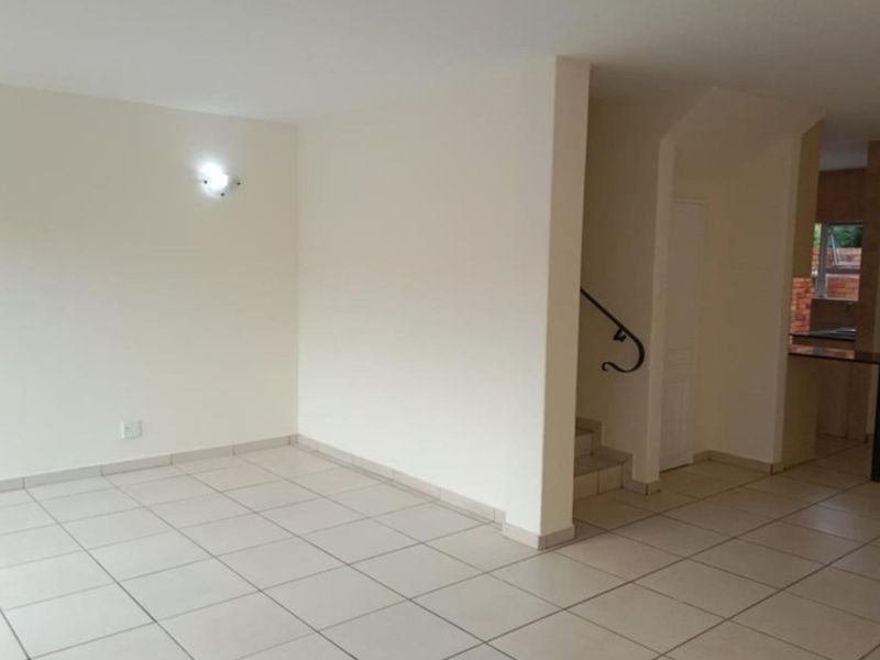 Lovely Three Bedroom Buplex Townhouse - Photo 3