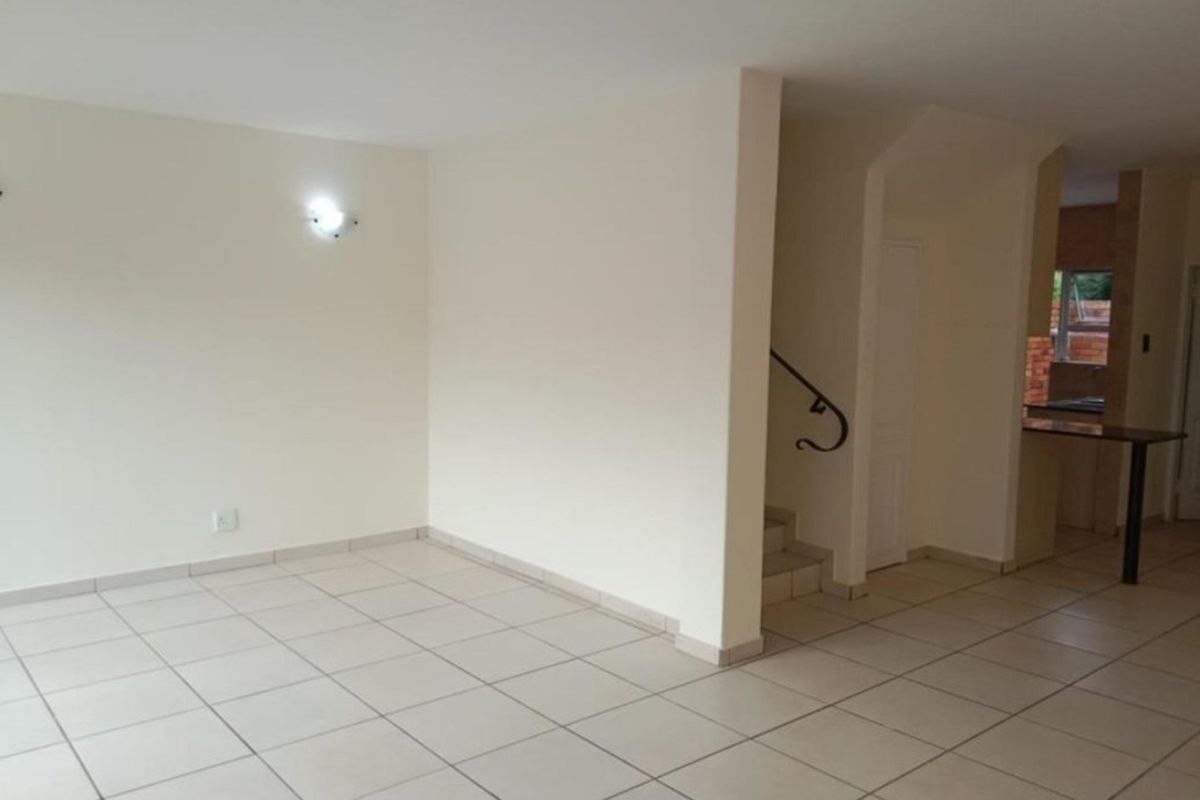 Lovely Three Bedroom Buplex Townhouse - Photo 3