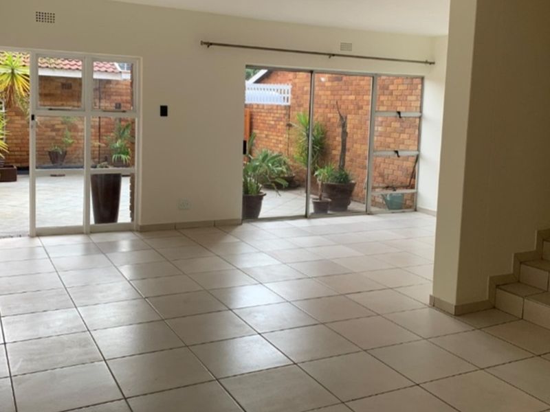 Lovely Three Bedroom Buplex Townhouse - Photo 4