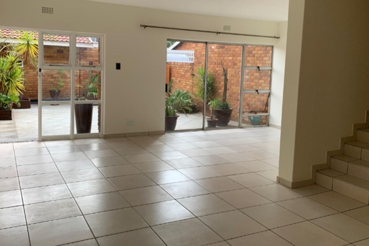 Lovely Three Bedroom Buplex Townhouse - Photo 4