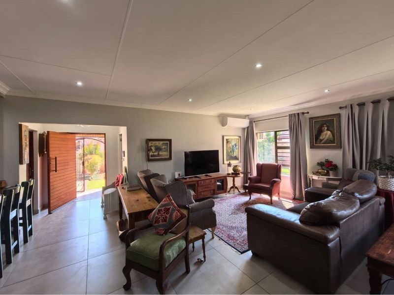 "Modern Openplan 3-Bed Home For Sale" - Photo 2