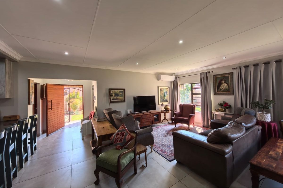 "Modern Openplan 3-Bed Home For Sale" - Photo 2