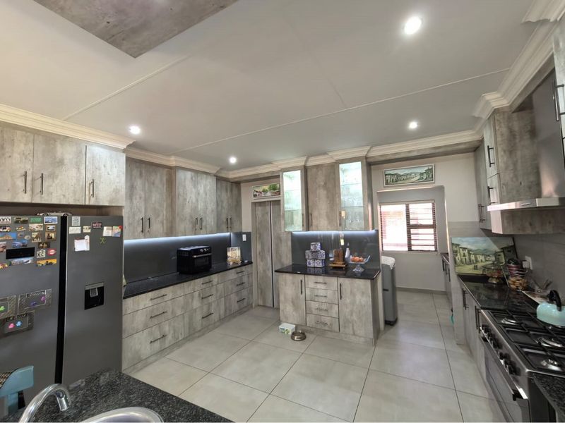 "Modern Openplan 3-Bed Home For Sale" - Photo 6