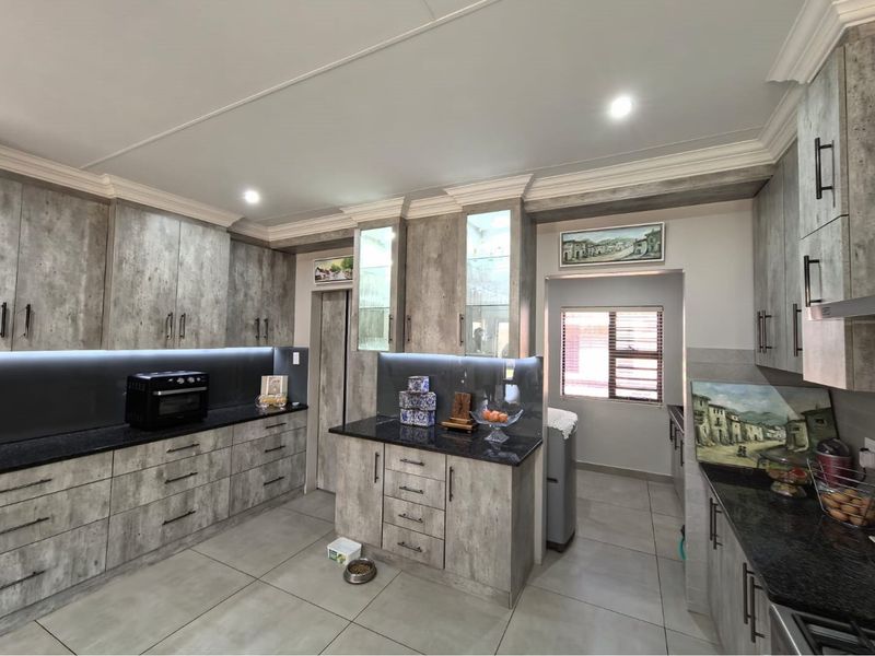 "Modern Openplan 3-Bed Home For Sale" - Photo 7