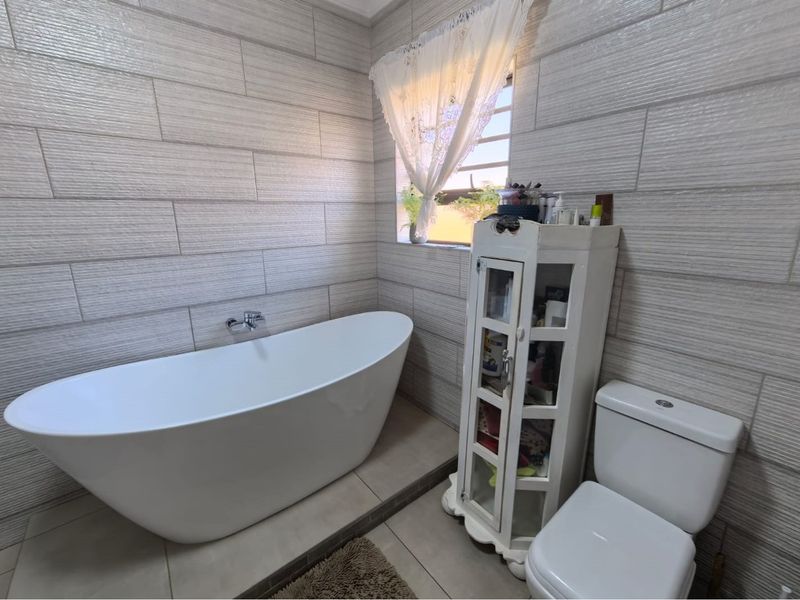 "Modern Openplan 3-Bed Home For Sale" - Photo 10