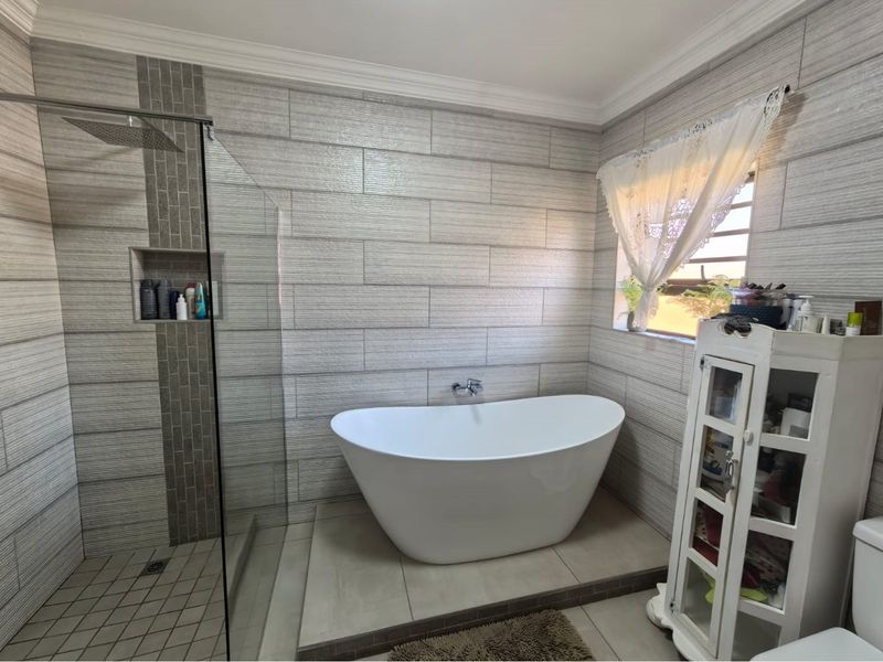 "Modern Openplan 3-Bed Home For Sale" - Photo 9