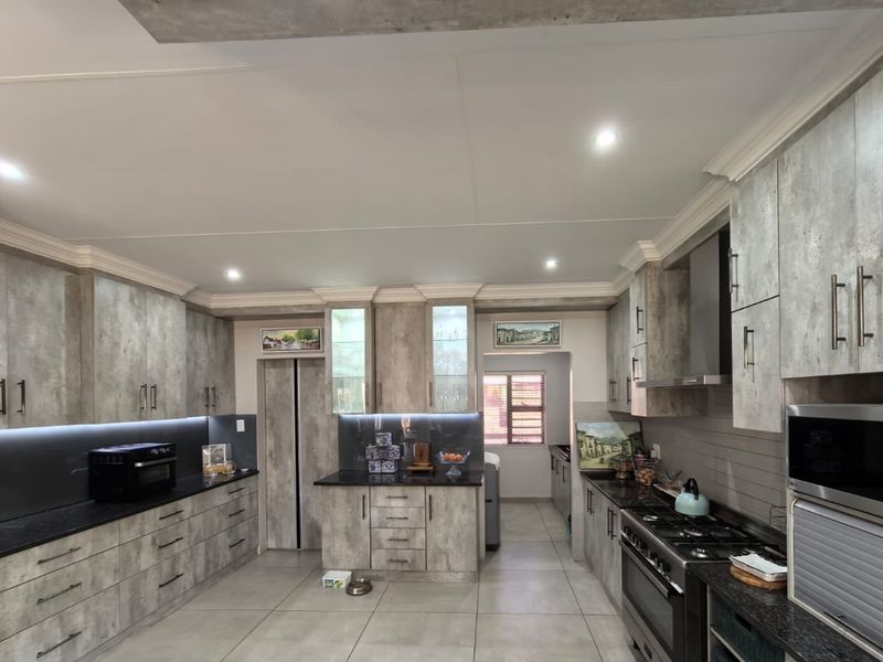 "Modern Openplan 3-Bed Home For Sale" - Photo 5