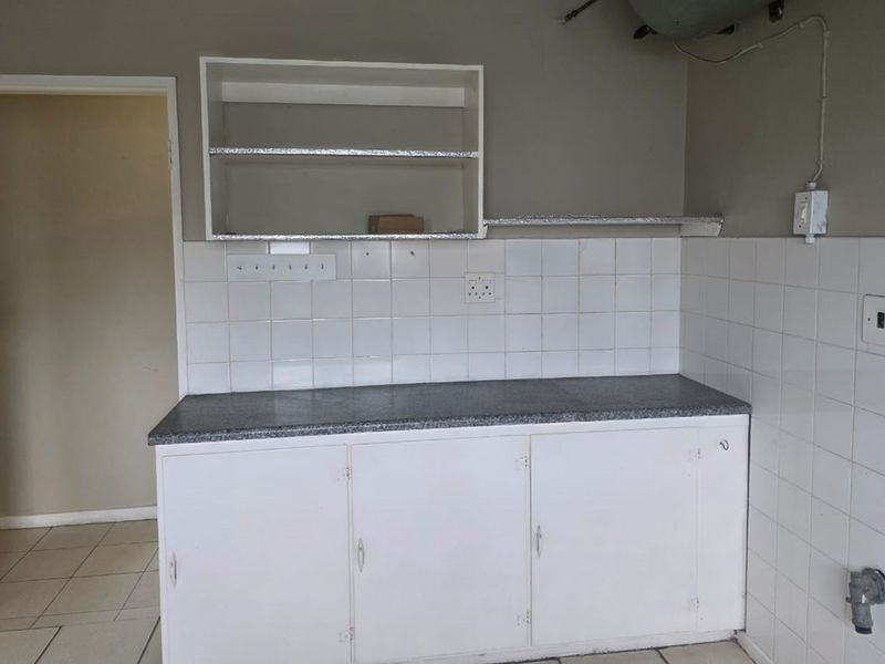 Ground-floor 3-bed apartment with closets, separate kitchen, veranda, and full burglar bars. - Photo 9