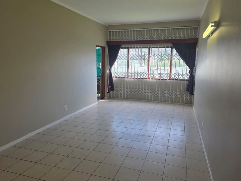 Ground-floor 3-bed apartment with closets, separate kitchen, veranda, and full burglar bars. - Photo 2