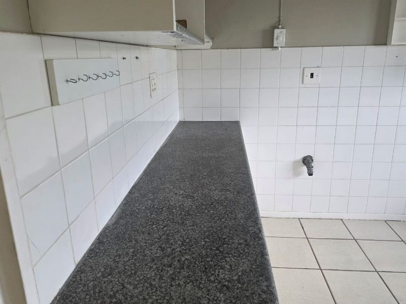 Ground-floor 3-bed apartment with closets, separate kitchen, veranda, and full burglar bars. - Photo 10