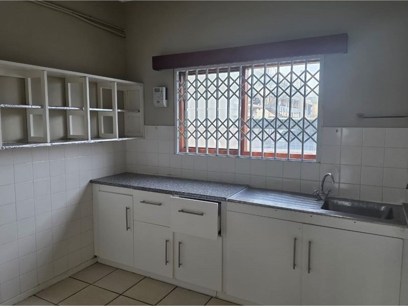 Ground-floor 3-bed apartment with closets, separate kitchen, veranda, and full burglar bars. - Photo 8