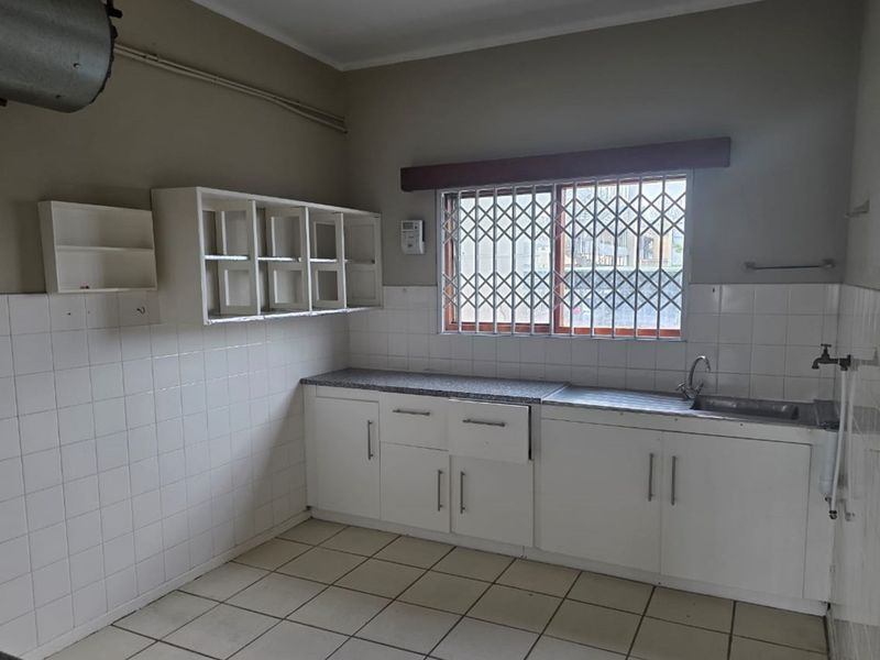 Ground-floor 3-bed apartment with closets, separate kitchen, veranda, and full burglar bars. - Photo 7