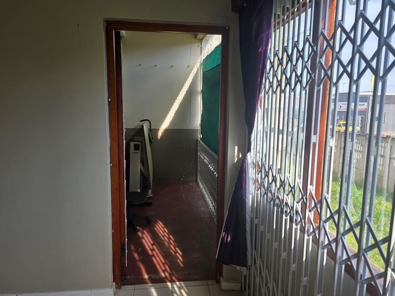 Ground-floor 3-bed apartment with closets, separate kitchen, veranda, and full burglar bars. - Photo 4