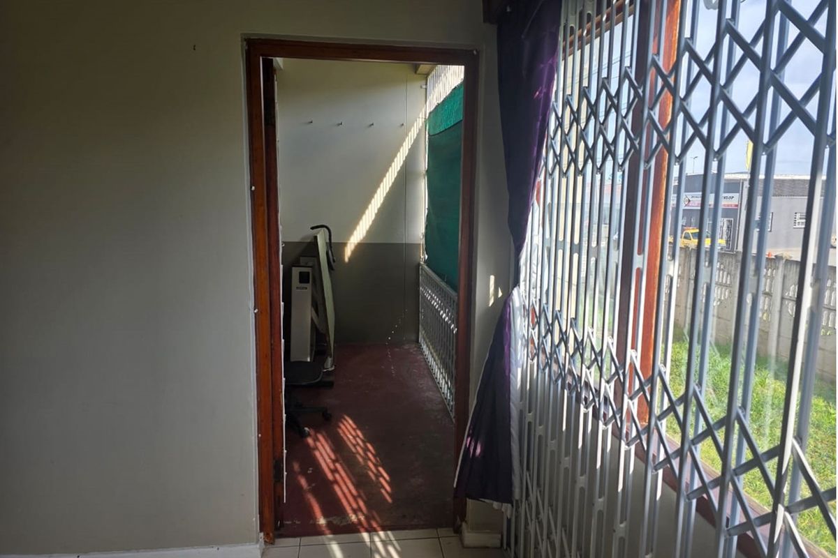 Ground-floor 3-bed apartment with closets, separate kitchen, veranda, and full burglar bars. - Photo 4