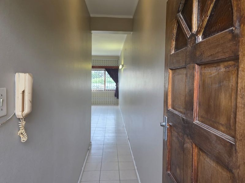 Ground-floor 3-bed apartment with closets, separate kitchen, veranda, and full burglar bars. - Photo 5