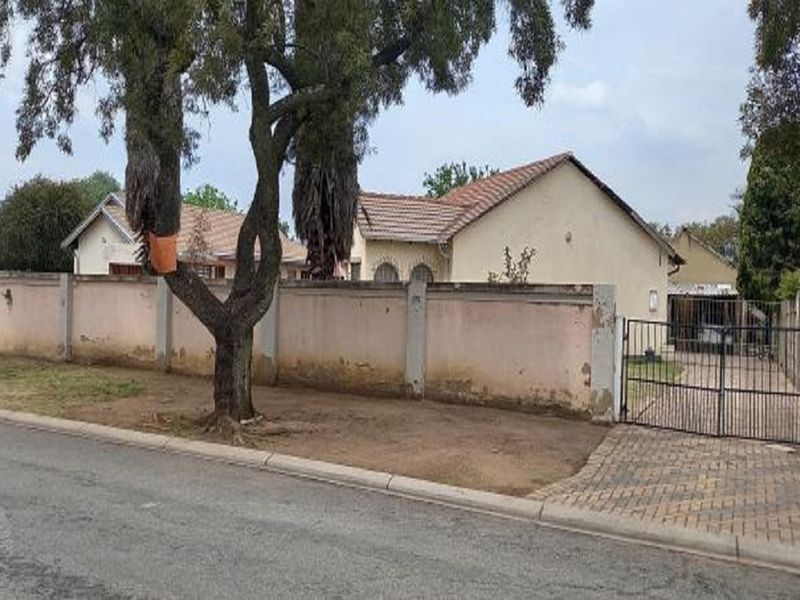 "Charming 4-Bed Dream Home in Mayberry Park" - Photo 4