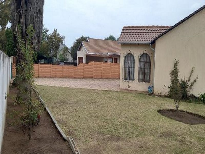 "Charming 4-Bed Dream Home in Mayberry Park" - Photo 2