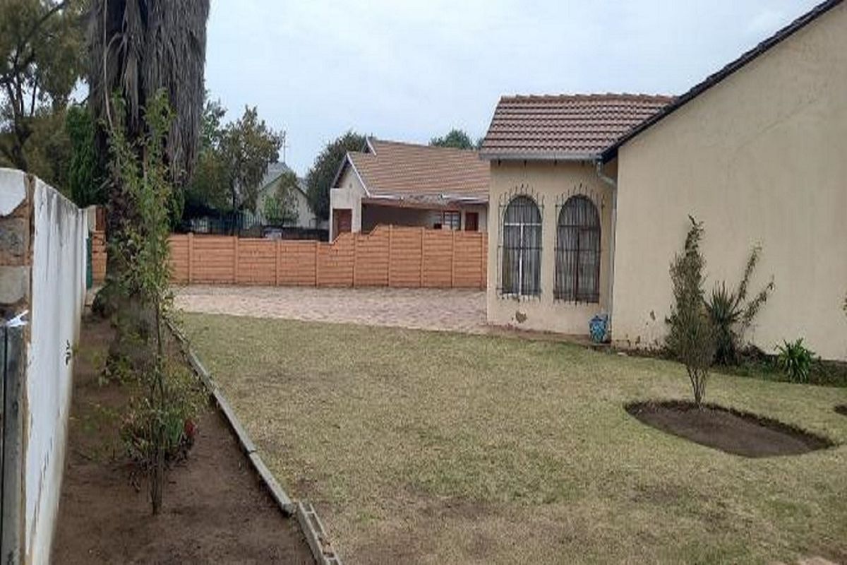 "Charming 4-Bed Dream Home in Mayberry Park" - Photo 2