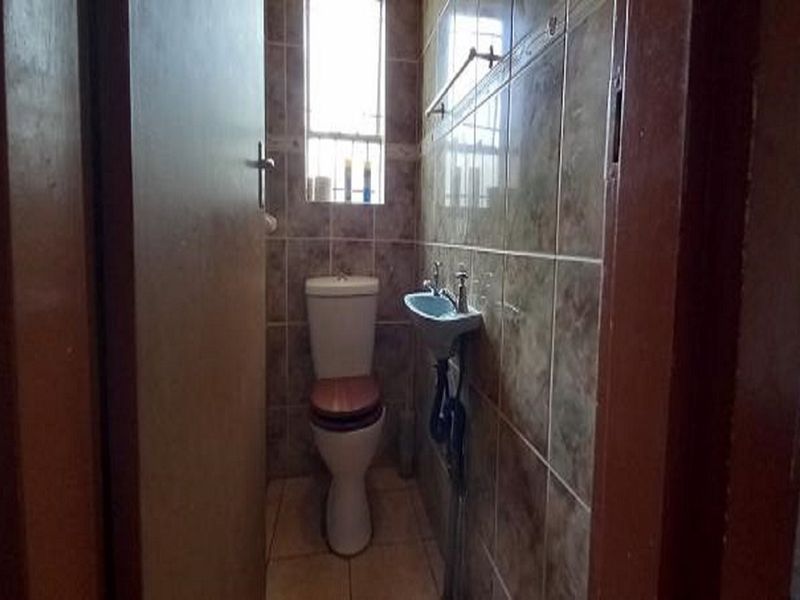 "Charming 4-Bed Dream Home in Mayberry Park" - Photo 9