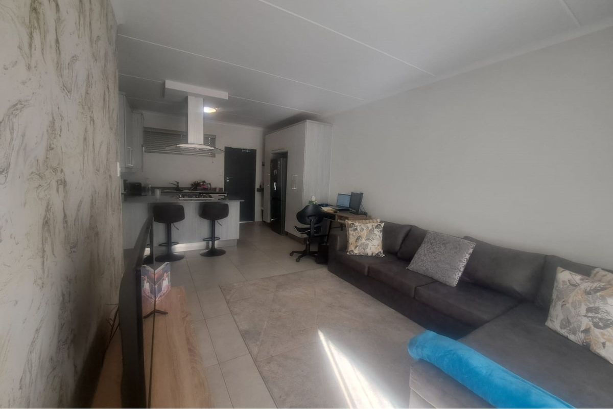 "Stylish 3 Bedroom Duplex in Carlswald" - Photo 4