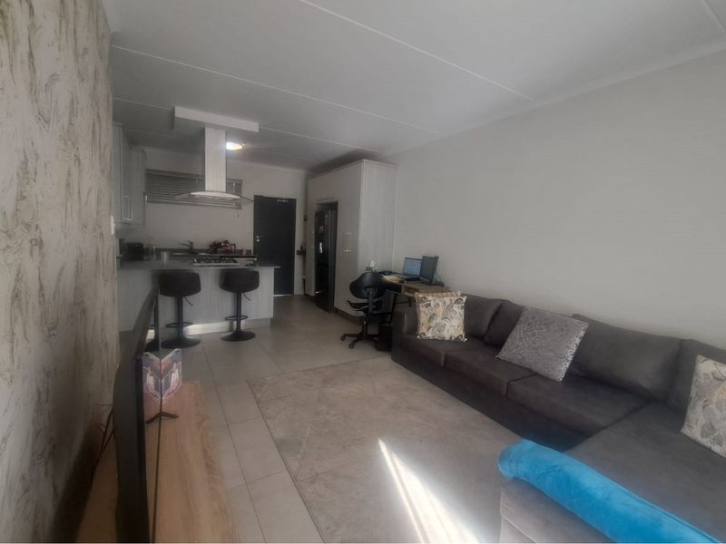 "Stylish 3 Bedroom Duplex in Carlswald" - Photo 4