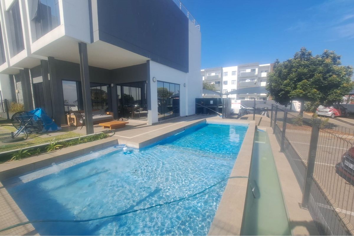 "Stylish 3 Bedroom Duplex in Carlswald" - Photo 2