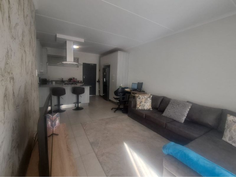 "Stylish 3 Bedroom Duplex in Carlswald" - Photo 3