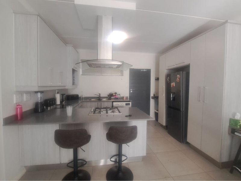 "Stylish 3 Bedroom Duplex in Carlswald" - Photo 7