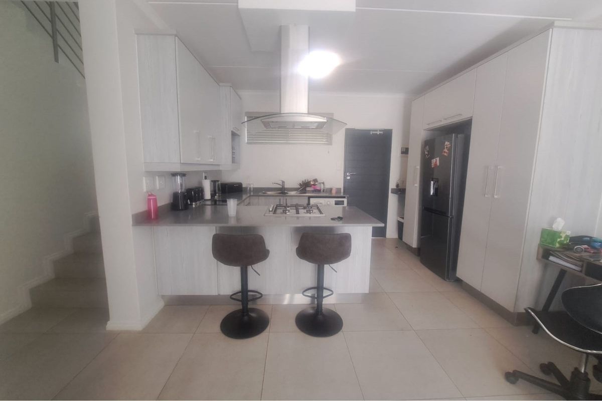 "Stylish 3 Bedroom Duplex in Carlswald" - Photo 5