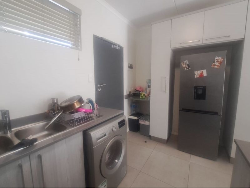 "Stylish 3 Bedroom Duplex in Carlswald" - Photo 10