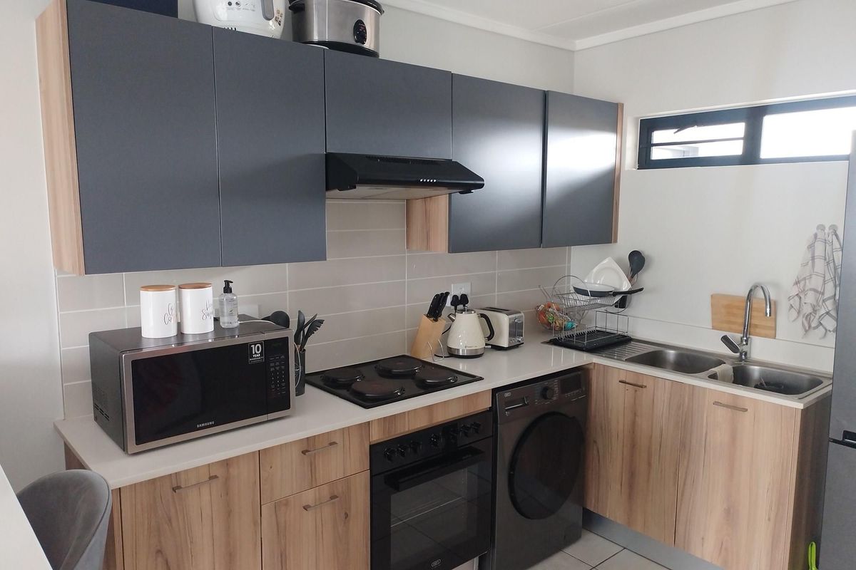 A very nice and neat two bedroom house in Zwartkopies ext 47 - Pretoria East - Photo 4